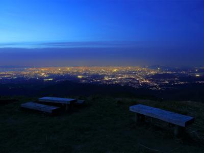 北側の展望。河内長野市や富田林市から大阪府の中心部までが一望できる。右側に見えてる山は生駒山だけど、こんなに小さく見えるのは不思議だった