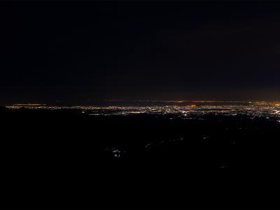 夜景タイムに撮影。左側には関西国際空港が見えて、海の向こう側は神戸かな