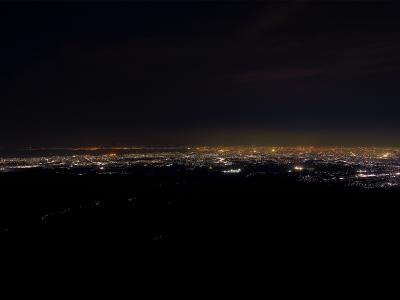 大阪湾側の夜景。少し距離があるけど大阪湾ぽいの湾曲が特徴的に見える