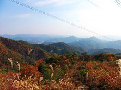 南東方向の展望。それぞれ山名があるのかわからないけど、特徴的な山が見える
