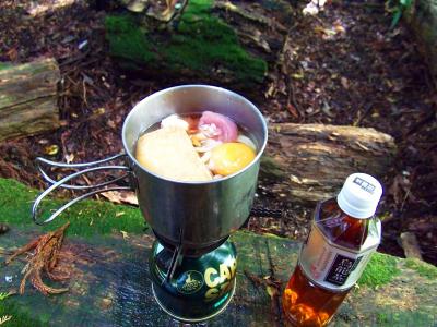 今日は鍋焼きうどん！？きつねうどんに生卵と鶏のささみを入れる