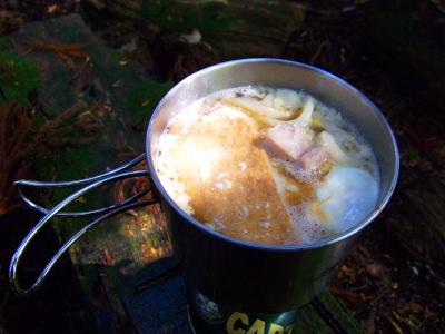 これは美味そうなうどんができた。早速食べてみるけど、やっぱ山で食べると美味しい