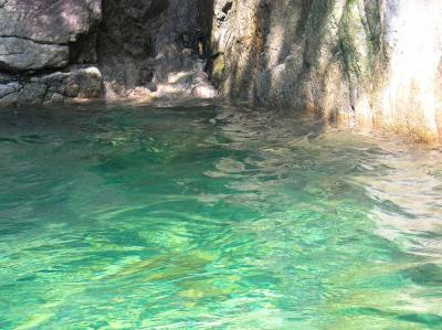 深いところは逆流だけど泳いで先にいく。でもなかなか前に進まない