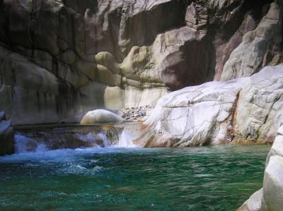 こういう岩も沢筋だけのものなのかな。珍しい感じがした