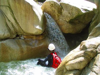 ここをどう登るのかあれこれ考えてみる。考えることも沢登りの一つらしい
