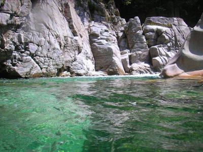 本当にエメラルドグリーンで透き通った水で綺麗だ