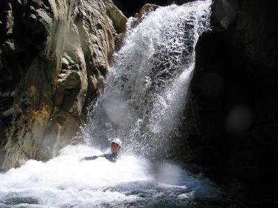 今度は一人で撮影してもらったけど水に押されて滝の中心まで行けないのよね