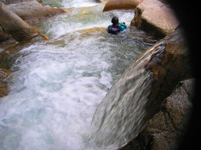 この付近はスライダーの宝庫なのか！？スライダーポイントがあれば滑りおりる