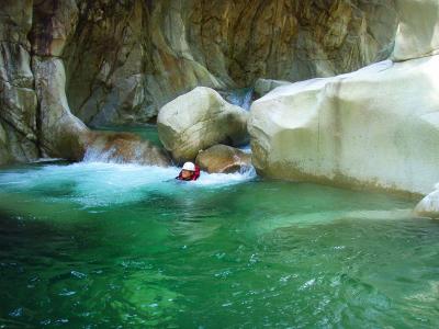 沢に浮かんでぷっかぷっかっと涼む。ザックが浮き輪替わりになるのも初めて知った