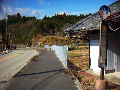 まずはアプローチから。大円バス停。この府道109号線をもう少し西へ行く