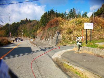 ここを右へ曲がって進んでいく