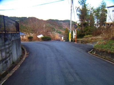 ここを道なりにいく（左）