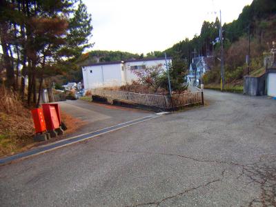 右側からあがってきて反対側から撮影しているが、向かって消火器側、つまり画像だと左へ降りていく