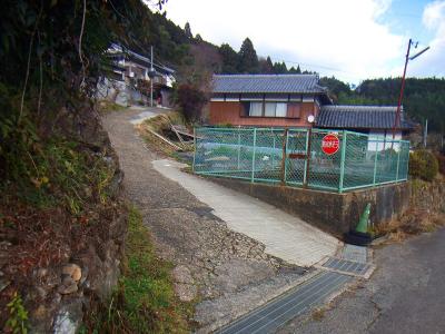 集会所から少し下るとこのような場所にあるのでここを左へ登っていく。網に「←湯谷ヶ岳」の看板がある