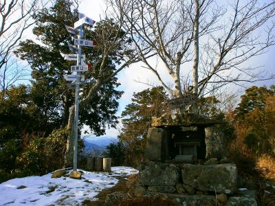 大船山の山頂を全体だとこんな感じ。山頂で昼食というくらいの広さではなかった