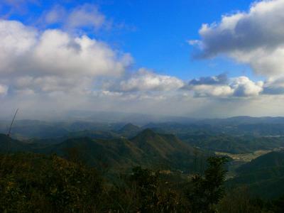 南東方面は何の山が見えてるかわからなかったけど、山が下に見える