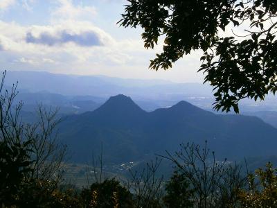 羽束山と宰相ヶ岳が近くに見える