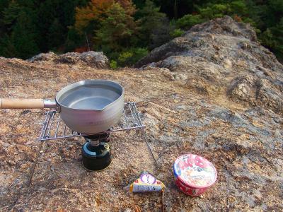 力もちうどんとおにぎりが今日の昼食。人数いるので大き目のやつで温める
