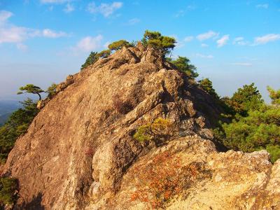 槇尾山へ登る前に蔵岩を振り返る