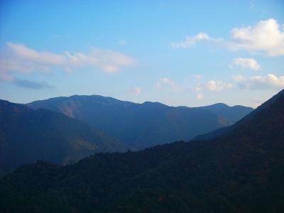 岩湧山の右側奥の山だけど南葛城山かな！？
