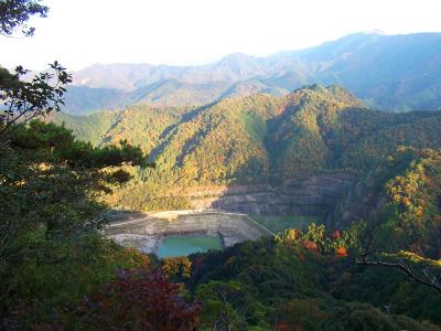 下山途中からダムのようなものが見えた。ダムというより池かな！？
