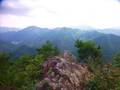 尾根まで登ると岩があって、グッドな展望があった