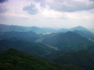 南東側。道路か線路がある