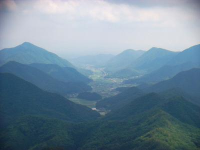 こっち側は今田町とか草野駅の辺りかな。左側の高い山は虚空蔵山っぽいけど違うのかな！？