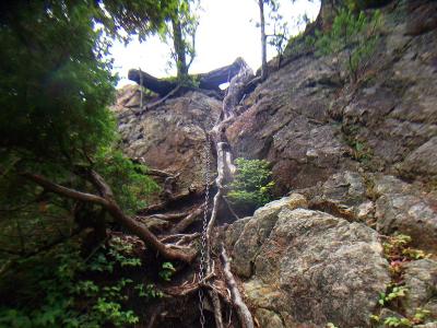 ここから鎖場で少し岩の登りがはじまる