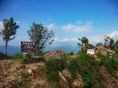 白髪岳山頂(721.8m)に到着。結構広い山頂だった