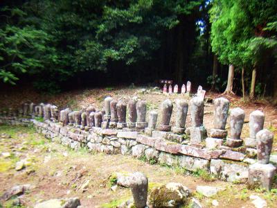 全体をみるとここは地蔵の他にも何か石柱がたってる