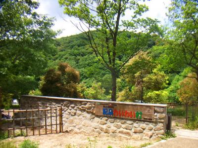 紀泉わいわい村の入り口と駐車場