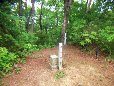 梵天山の山頂は狭いところにある