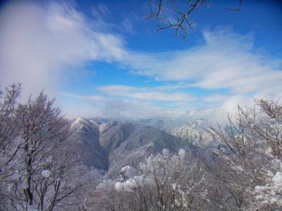 途中に展望が開けた場所があった。曇っていたけど突然青空がでてきた