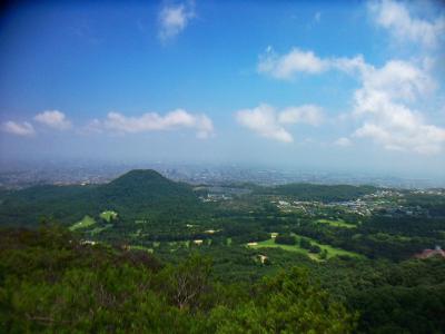 甲山の向こう側に大阪平野が広がる