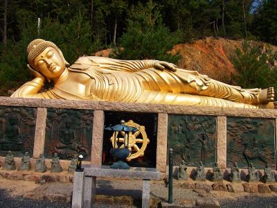 横たわっている金の大仏。これは珍しいかも