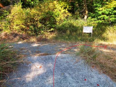 舗装道の終点と思われる少し広い場所に出る。方角的にも左に行ってしまいそうだが、ここは右へ行き小和田山の尾根取り付きから登る