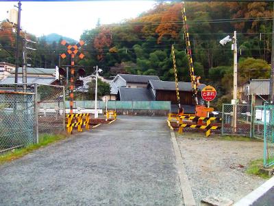 天見駅から踏切を渡る