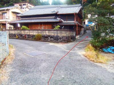 踏み切りを渡ると道が分岐しているので、ここを右の細い道のほうへあがっていく