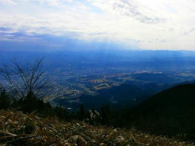中葛城山の山頂から少し下ったところから東側の展望がひらけている