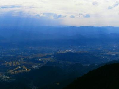 ズームで撮影。薄っすら向こう側に見えてるのは大峰山脈かな