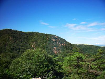 荒地山方面。岩がむき出しになっている山容