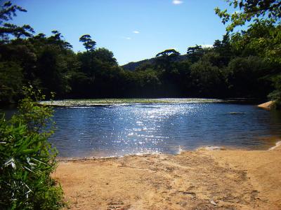 風吹岩から少し先にある横ノ池（雄池）