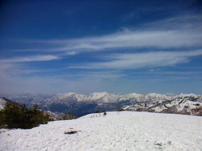 もう春なのに北側の山々はまだ真っ白なのね
