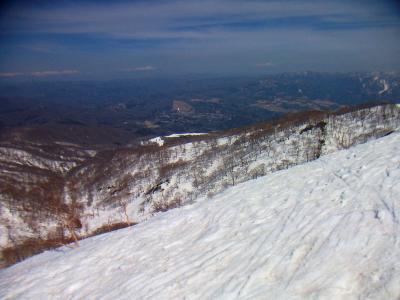 雪質はザラメで滑り易く、この斜面は楽しかった。高鷲スノーパークのゲレンデトップが小さくみえる