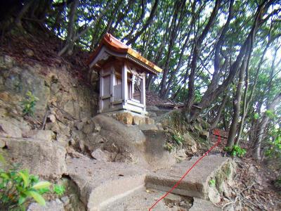 ここで階段は終わり。ここを右側（画像右側）の山の中へ入っていく