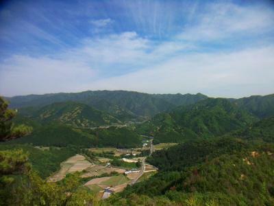 北東方向を望むが何の山が見えてるのかわからない