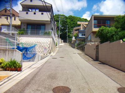 この坂を上りきって左へいったところが登山口