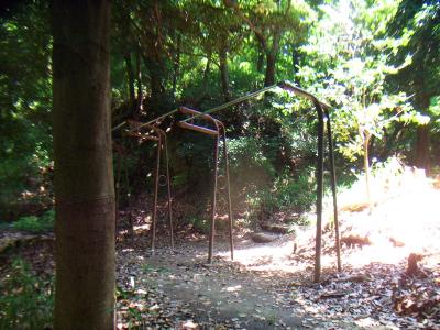 まずは五鬼城展望台へ。この鉄棒のところを右手に上る