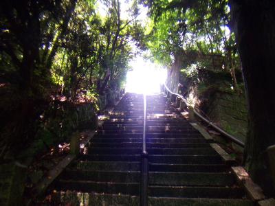 ひたすら階段を登ってやっと上の光が見えた